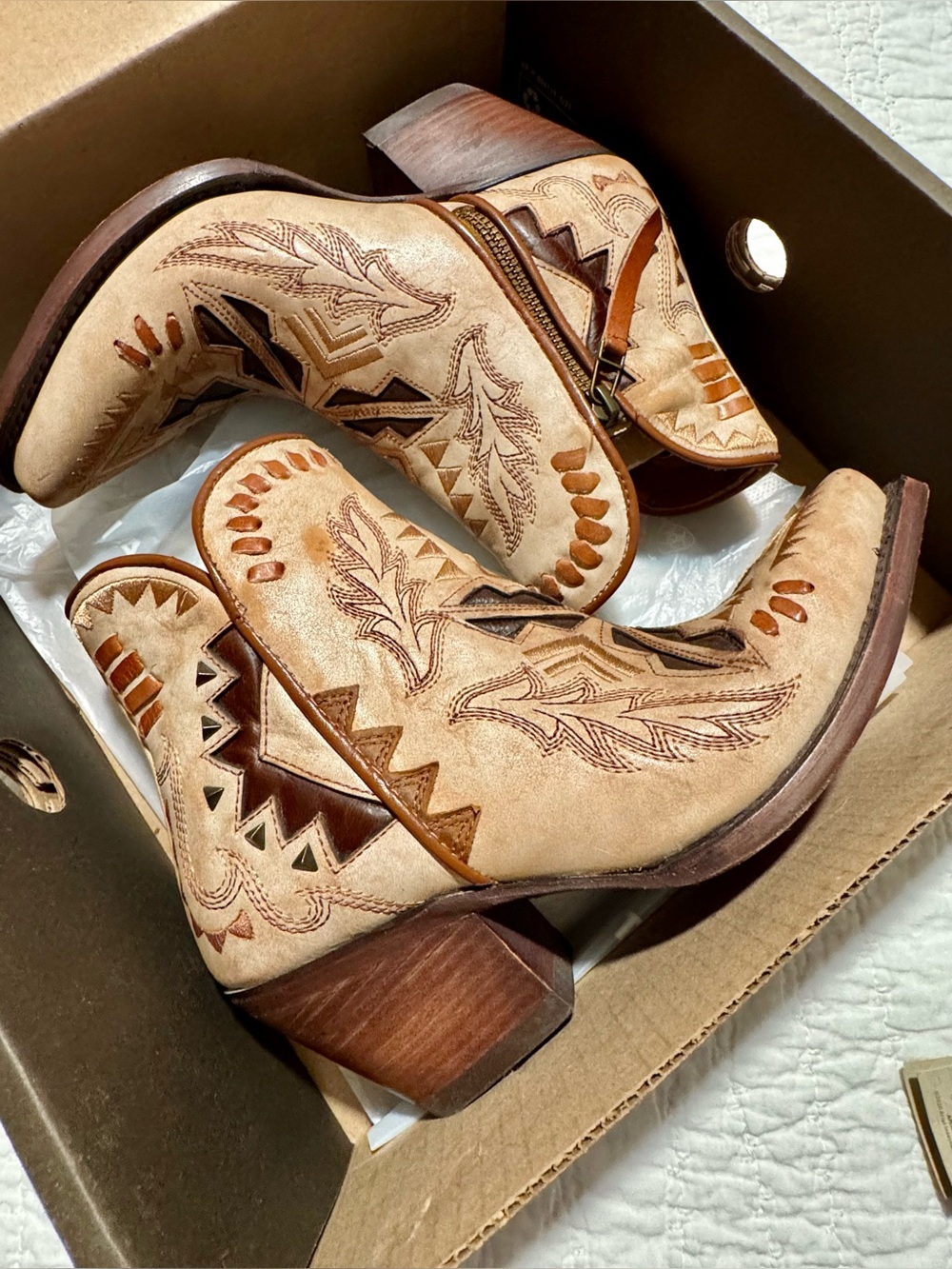 Women’s Ariat Beige Embroidered Western Ankle Snip Toe Boots 7.5